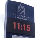 Trustbank Amanah Centrum Nieuw - Nickerie wordt verfraait met digitale klok.